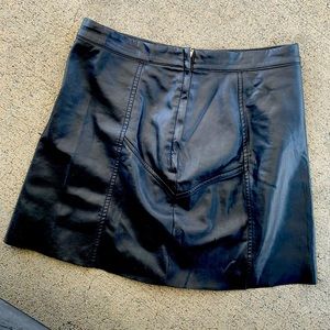 ❤️⭐️ H&M Short skirt, faux leather, V-shaped. Concealed zipper. Size 12 ❤️⭐️